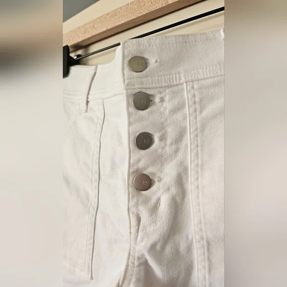 Evereve White High-Waist Button Front Shorts, Size 27 - Picture 2 of 4